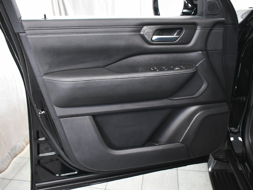 Used 2025 Nissan Armada SV AWD/4WD image 9