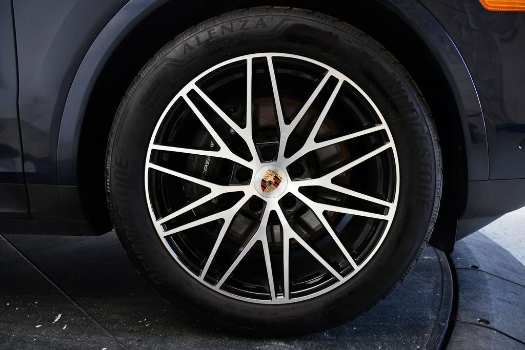 Certified 2025 Porsche Cayenne AWD/4WD image 16