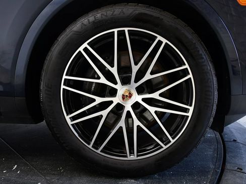 Certified 2025 Porsche Cayenne AWD/4WD image 16
