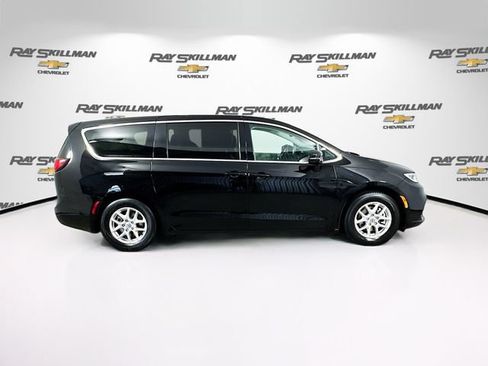 Used 2024 Chrysler Pacifica Touring-L FWD image 8