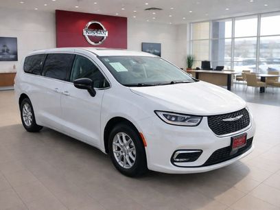 Used 2024 Chrysler Pacifica Touring-L