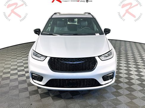 New 2026 Chrysler Pacifica Limited w/ Uconnect Theater Family Group image 2