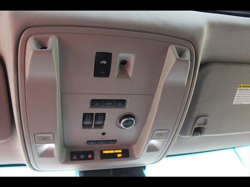 Used 2018 Cadillac Escalade Premium Luxury RWD image 32