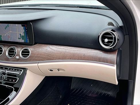 Used 2017 Mercedes-Benz E 400 4MATIC Wagon image 17