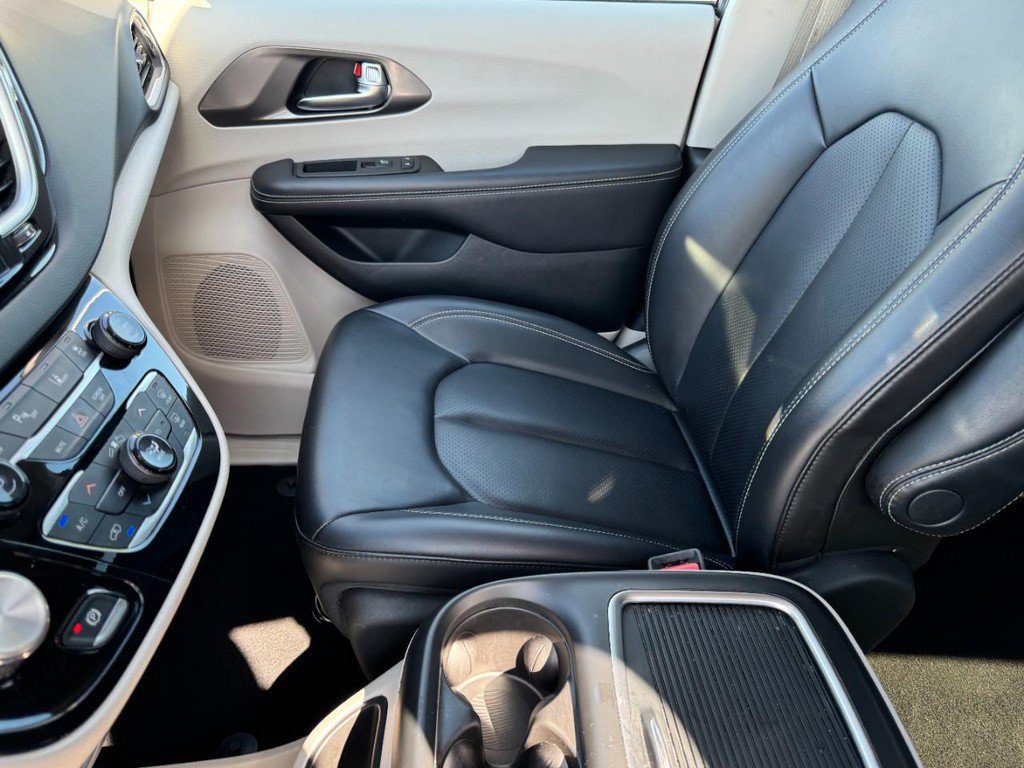 Used 2023 Chrysler Pacifica Touring-L FWD image 14