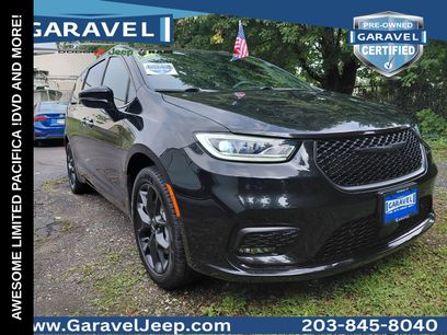 Used 2023 Chrysler Pacifica Limited w/ Uconnect Theater Family Group