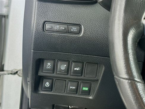 Used 2017 Nissan Rogue SV w/ SV Premium Package image 16