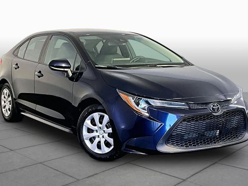 Used 2020 Toyota Corolla LE FWD image 3