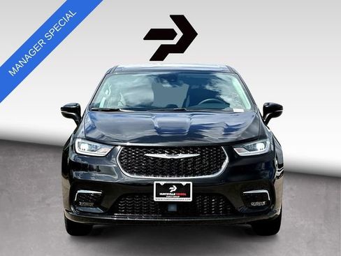 Used 2023 Chrysler Pacifica Touring-L FWD image 3
