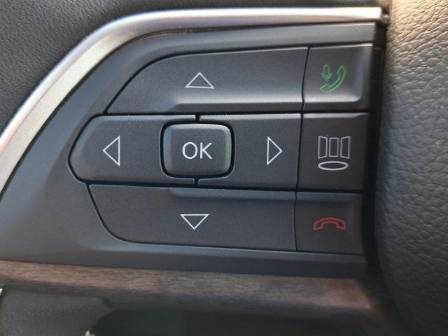 Used 2025 Jeep Grand Cherokee Limited w/ Luxury Tech Group II RWD image 16
