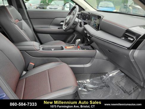 Used 2025 Nissan Kicks SR image 11