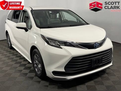 Used 2023 Toyota Sienna LE FWD image 1