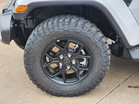 New 2026 Jeep Gladiator Sport AWD/4WD image 7