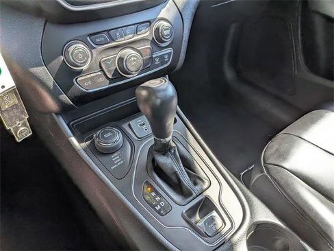 Certified 2022 Jeep Cherokee Latitude w/ Sun & Sound Group image 17