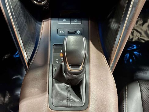 Used 2024 Toyota Venza Limited AWD/4WD image 14