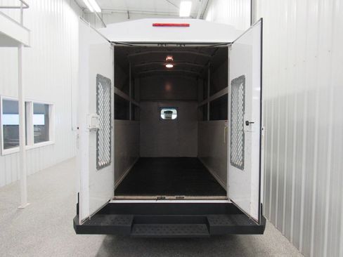 Used 2015 Ford E-350 and Econoline 350 Super Duty image 8