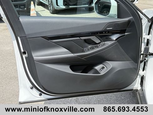 Used 2025 BMW 530i xDrive AWD/4WD image 16