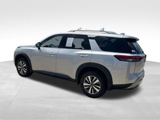 Used 2023 Nissan Pathfinder SL AWD/4WD video 3