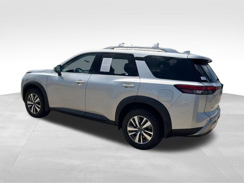 Used 2023 Nissan Pathfinder SL AWD/4WD image 3
