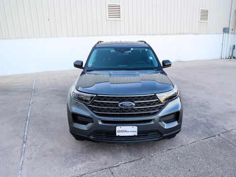 Used 2023 Ford Explorer XLT image 4