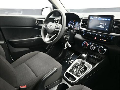 Used 2022 Hyundai Venue SE image 18