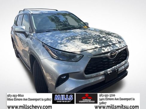 Used 2022 Toyota Highlander XLE AWD/4WD image 2