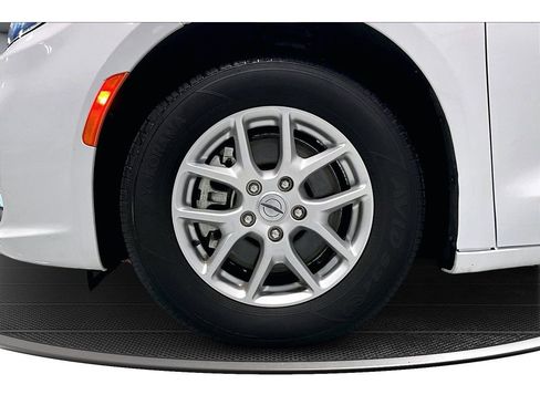 Used 2024 Chrysler Pacifica Touring-L image 10