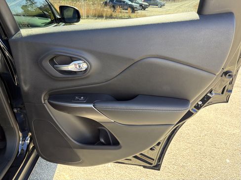 Used 2020 Jeep Cherokee Latitude Plus w/ Comfort/Convenience Group image 16