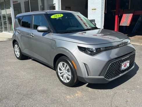 Used 2023 Kia Soul LX image 2