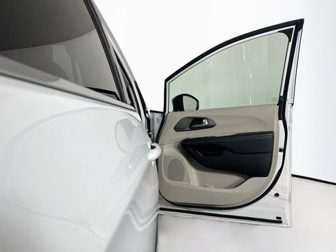 Used 2023 Chrysler Pacifica Touring-L AWD/4WD image 31