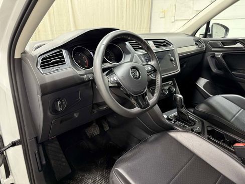 Used 2021 Volkswagen Tiguan SE w/ Panoramic Sunroof Package image 10