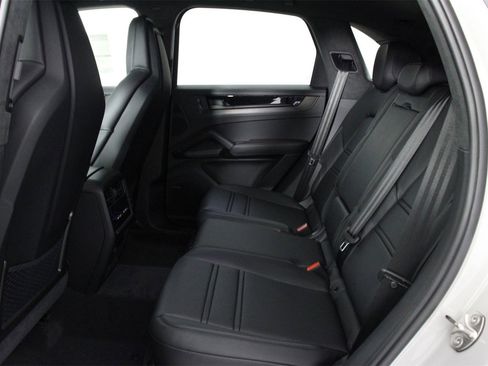 New 2026 Porsche Cayenne GTS image 18