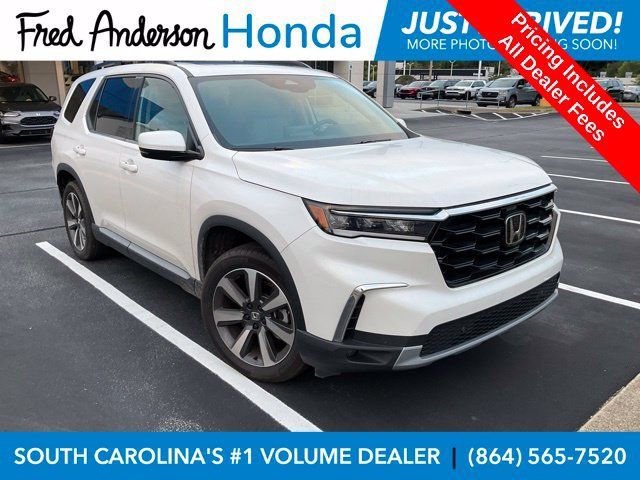 Used 2025 Honda Pilot Touring image 1