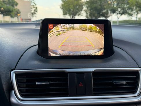 Used 2018 MAZDA MAZDA3 Touring FWD image 14