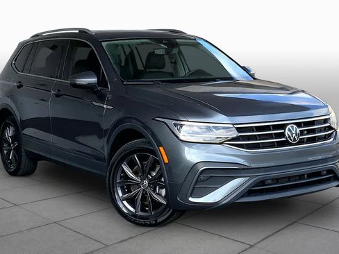 Used 2023 Volkswagen Tiguan SE w/ Panoramic Sunroof Package FWD image 4