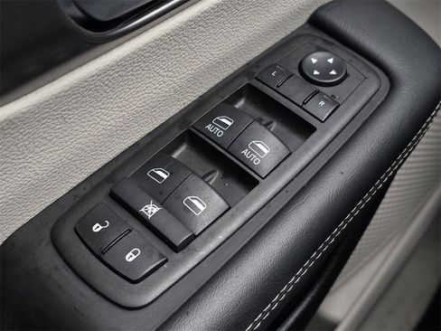 Used 2024 Chrysler Pacifica Touring-L image 27