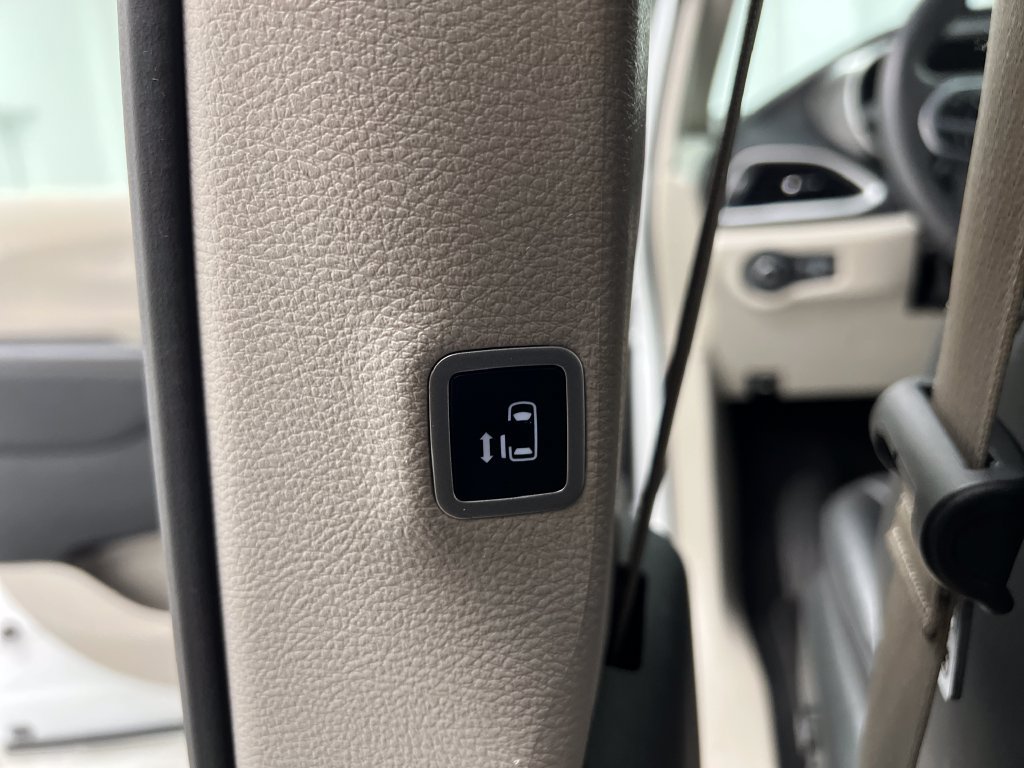 Used 2024 Chrysler Pacifica Touring-L FWD image 20