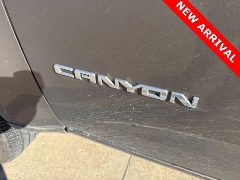 Used 2016 GMC Canyon SLE w/ SLE Convenience Package image 3