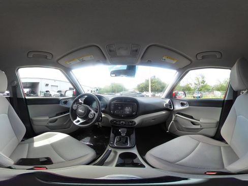 Used 2025 Kia Soul LX w/ LX Technology Package FWD image 40