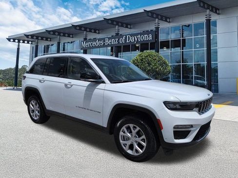 Used 2022 Jeep Grand Cherokee Limited w/ Luxury Tech Group II AWD/4WD image 2