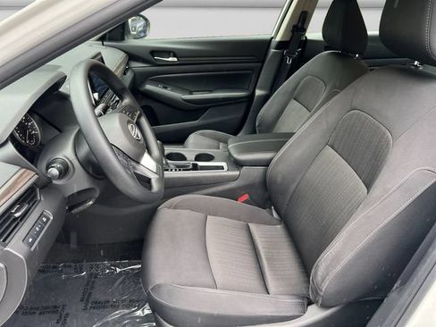 Used 2025 Nissan Altima 2.5 SV FWD image 10