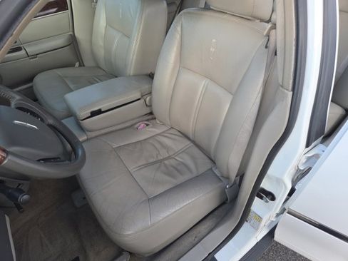 Used 2010 Lincoln Town Car Signature Limited image 13