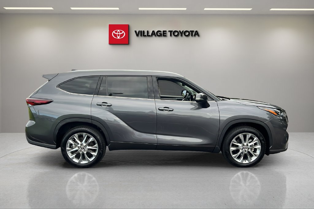 Used 2025 Toyota Highlander Limited FWD image 6
