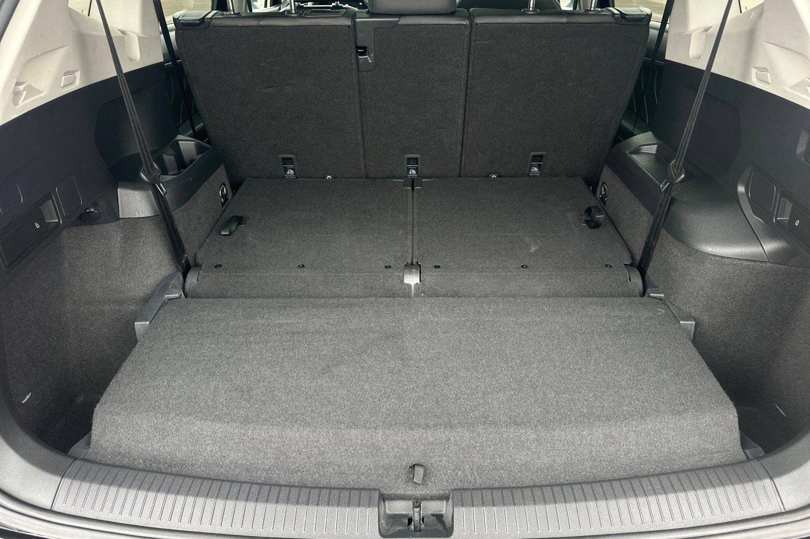 Used 2023 Volkswagen Tiguan SE w/ Panoramic Sunroof Package FWD image 15