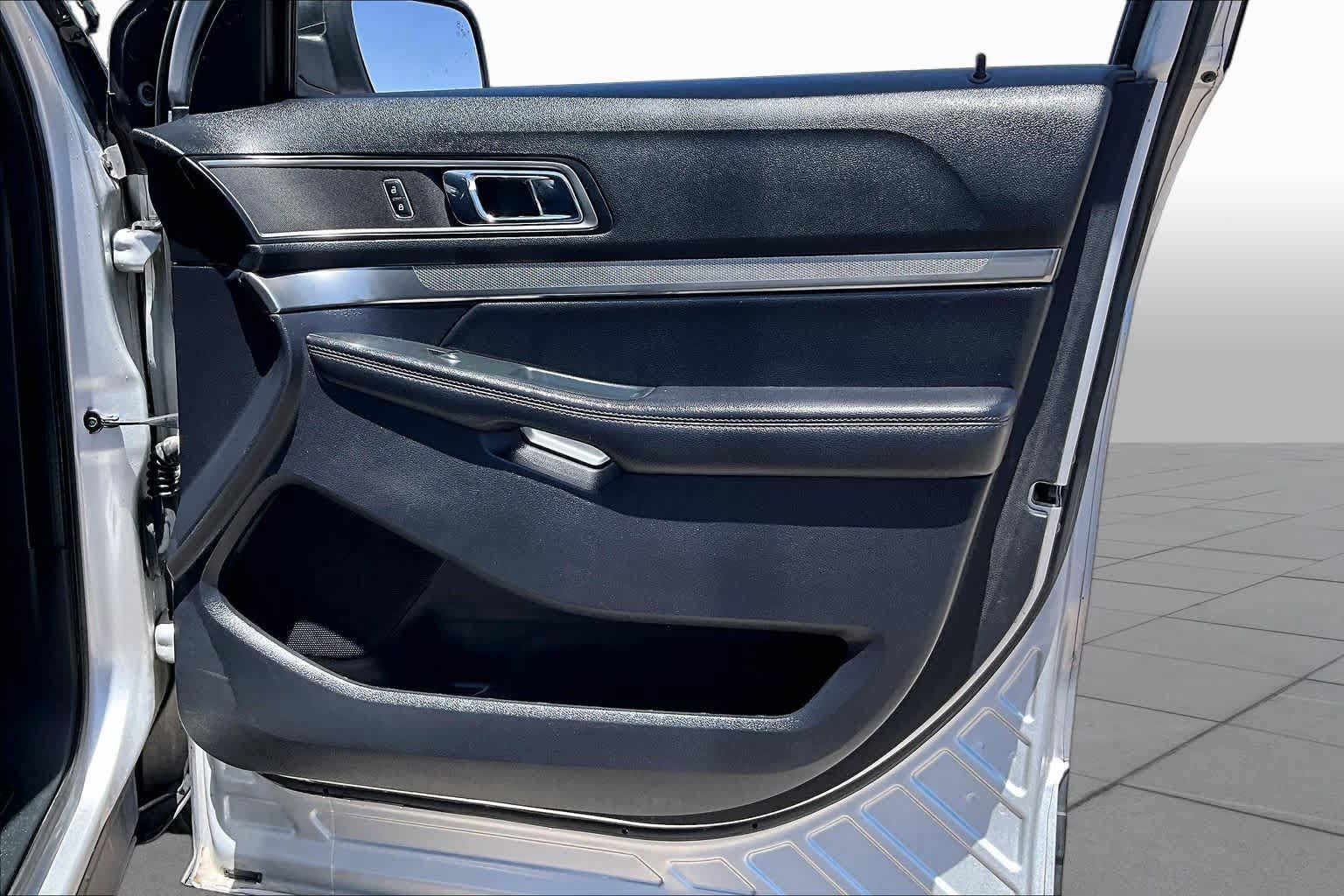 Used 2019 Ford Explorer XLT w/ Equipment Group 201A FWD image 22