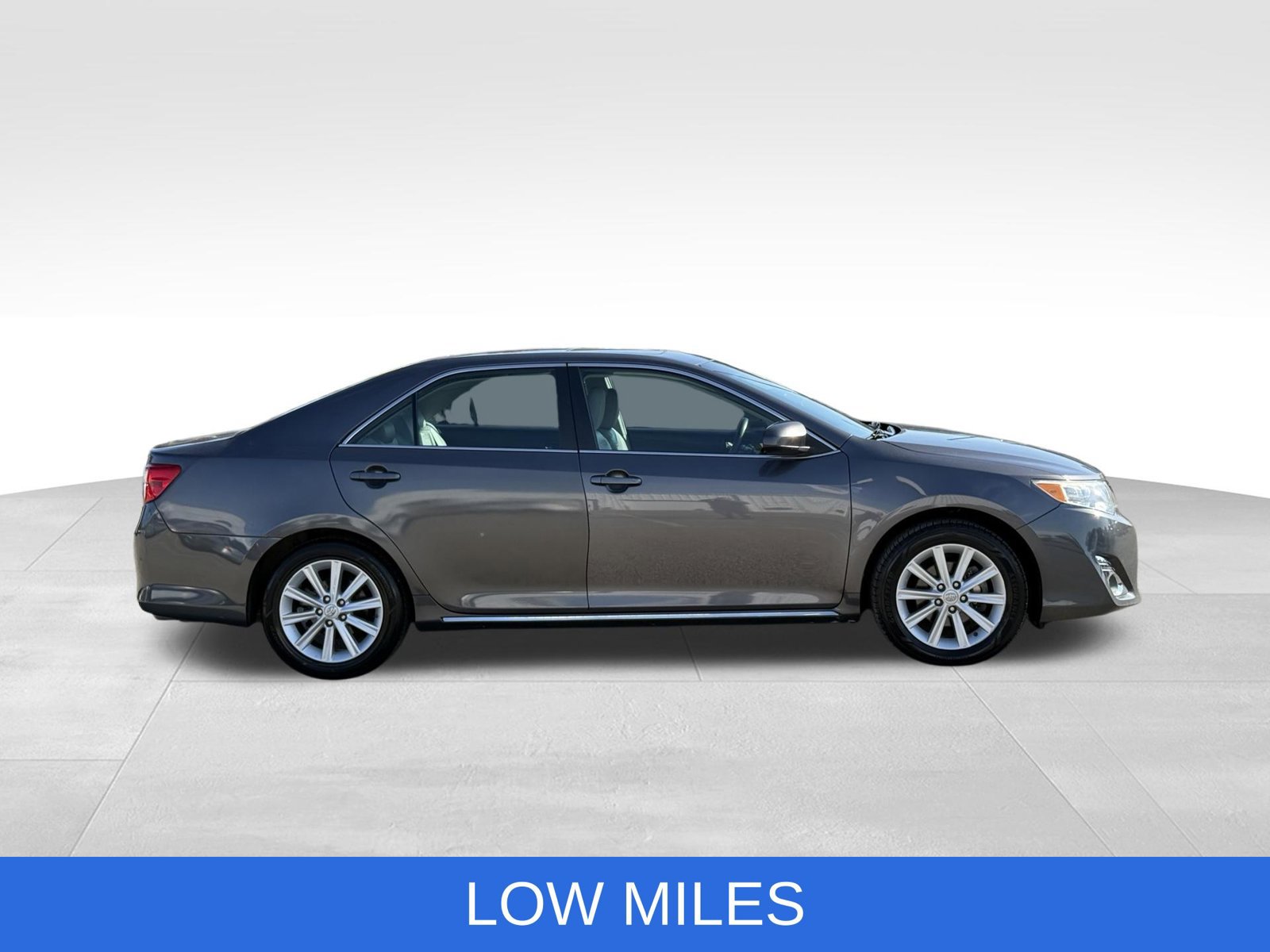 Used 2014 Toyota Camry XLE w/ Leather Package FWD image 11
