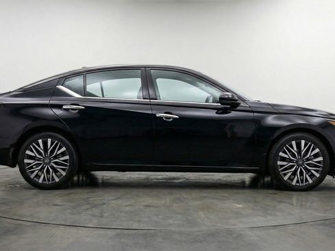 Used 2025 Nissan Altima 2.5 SV image 11