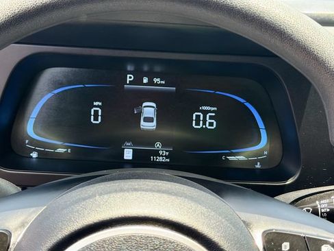 Used 2025 Hyundai Elantra SE w/ Cargo Package FWD image 12