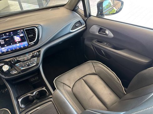 Used 2025 Chrysler Pacifica Limited FWD image 40