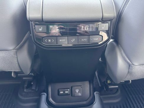 Used 2024 Toyota Highlander Platinum AWD/4WD image 40